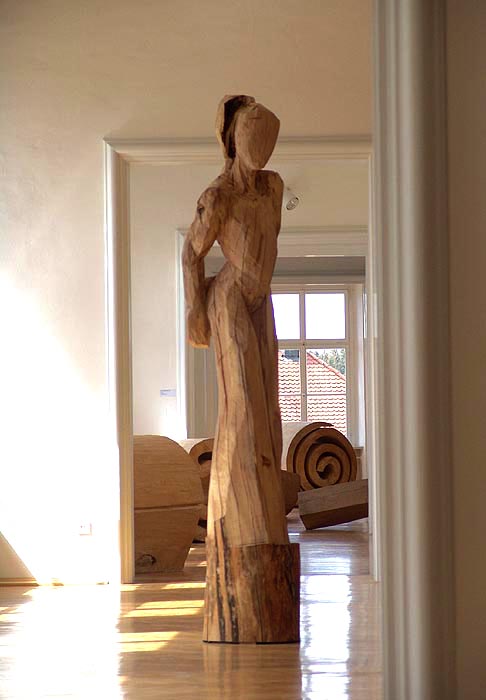 Rebeccas Geheimnis, Buchenstamm, überlebensgroß